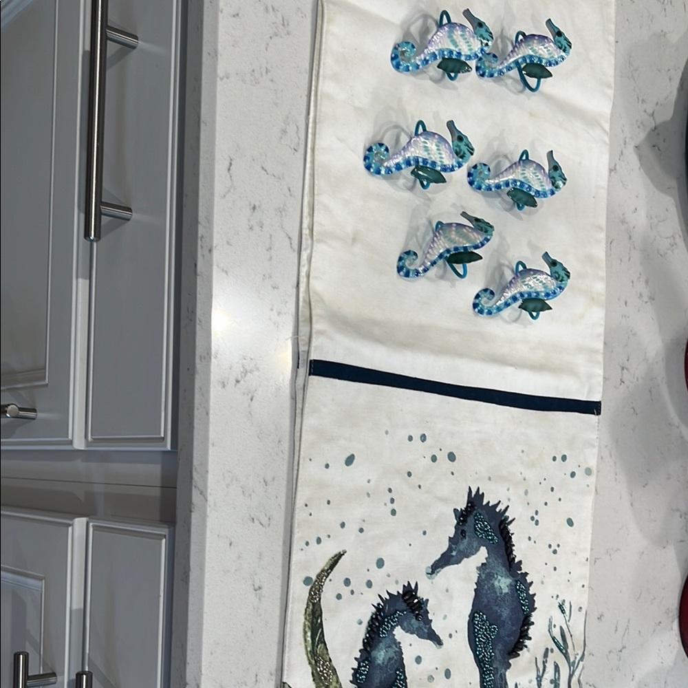 Seahorse Wall table runner with matching napkin rings